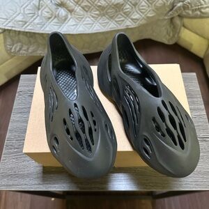 Yeezy Foam Runners - Black - US 7